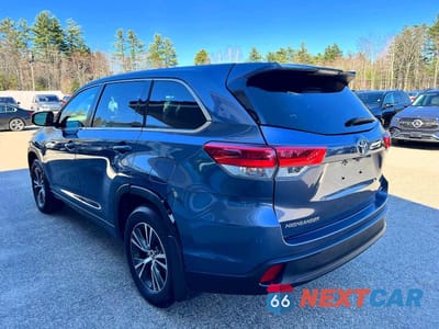Trzecie zdjęcie samochodu z tyłu: 2018 TOYOTA HIGHLANDER LE VIN:5TDBZRFH0JS865615 - miniatura