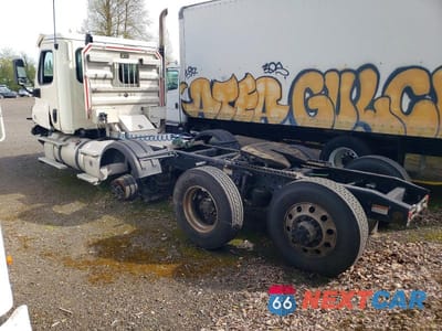 Trzecie zdjęcie samochodu z tyłu: 2019 FREIGHTLINER CASCADIA 125 SEMI TRUCK VIN:3AKNGEDR2KSKT2136 - miniatura
