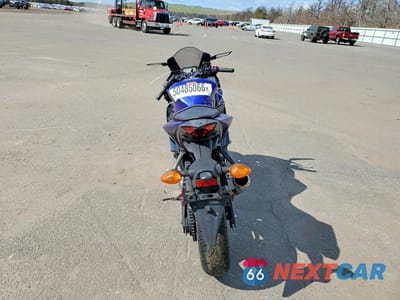 Czwarte zdjęcie samochodu z boku: 2023 YAMAHA YZFR3 A VIN:MH3RH18Y3PK013647 - miniatura