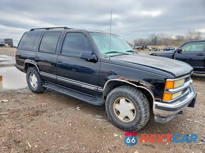 Czwarte zdjęcie samochodu z boku: 1999 CHEVROLET TAHOE K1500 VIN:1GNEK13R4XJ376535 - miniatura