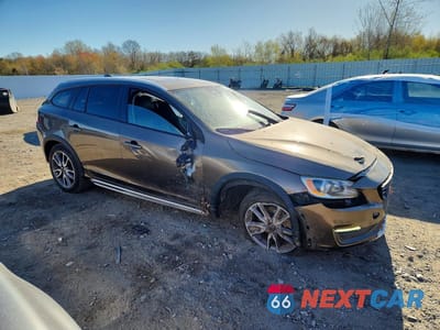 Czwarte zdjęcie samochodu z boku: 2015 VOLVO V60 CROSS COUNTRY PREMIER VIN:YV4612HKXF1002010 - miniatura