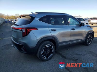 Trzecie zdjęcie samochodu z tyłu: 2024 KIA SELTOS SX VIN:KNDETCA78R7489374 - miniatura
