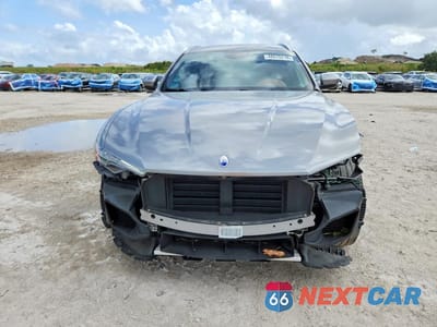 Piąte zdjęcie samochodu w środku: 2018 MASERATI LEVANTE LUXURY VIN:ZN661XUL6JX268871 - miniatura