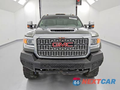 Piąte zdjęcie samochodu w środku: 2018 GMC SIERRA K2500 DENALI VIN:1GT12UEY1JF211291 - miniatura