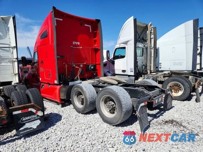 Trzecie zdjęcie samochodu z tyłu: 2020 KENWORTH T680 SEMI TRUCK VIN:1XKYDP9X9LJ290791 - miniatura