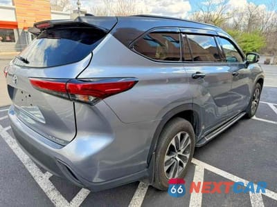 Trzecie zdjęcie samochodu z tyłu: 2021 TOYOTA HIGHLANDER XLE VIN:5TDGZRBH5MS105485 - miniatura
