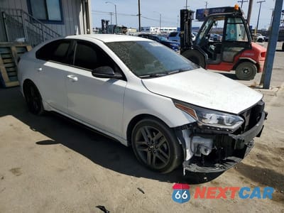 Czwarte zdjęcie samochodu z boku: 2021 KIA FORTE GT LINE VIN:3KPF34AD9ME318772 - miniatura