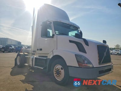 2017 VOLVO VN VNL - SEMI TRUCK 4V4N39TGXHN988210 - główne zdjęcie licytacji z USA - miniatura