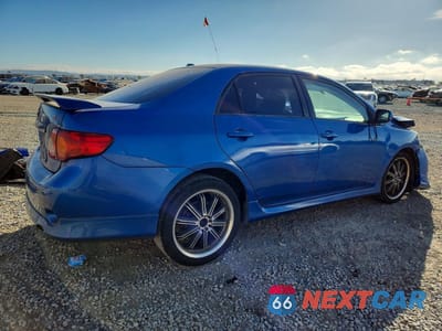 Trzecie zdjęcie samochodu z tyłu: 2010 TOYOTA COROLLA S VIN:2T1BU4EE0AC453180 - miniatura