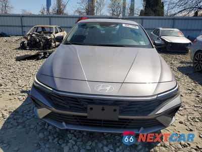 Piąte zdjęcie samochodu w środku: 2025 HYUNDAI ELANTRA SEL SPORT VIN:KMHLM4DG7SU885742 - miniatura
