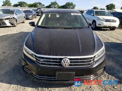 Piąte zdjęcie samochodu w środku: 2017 VOLKSWAGEN PASSAT R-LINE VIN:1VWDT7A36HC006130 - miniatura