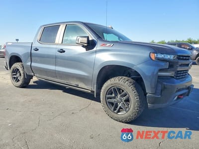 Czwarte zdjęcie samochodu z boku: 2020 CHEVROLET SILVERADO K1500 LT TRAIL BOSS VIN:3GCPYFED0LG357488 - miniatura