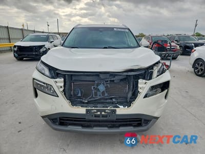 Piąte zdjęcie samochodu w środku: 2021 NISSAN ROGUE SV VIN:5N1AT3BA8MC813038 - miniatura