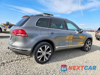 Trzecie zdjęcie samochodu z tyłu: 2017 VOLKSWAGEN TOUAREG WOLFSBURG VIN:WVGRF7BP2HD003183 - miniatura