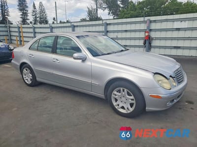 Czwarte zdjęcie samochodu z boku: 2003 MERCEDES-BENZ E 320 VIN:WDBUF65J73A174424 - miniatura