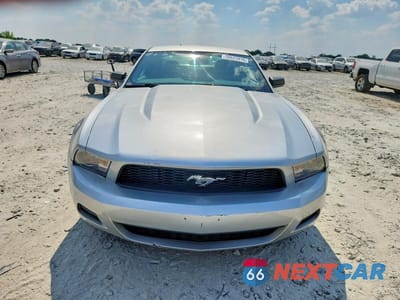 Piąte zdjęcie samochodu w środku: 2010 FORD MUSTANG VIN:1ZVBP8AN3A5176507 - miniatura
