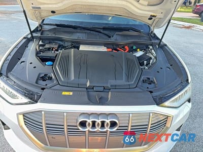 Zdjęcie 7 z 10 samochodu: 2019 AUDI E-TRON PRESTIGE VIN:WA1VAAGE9KB023322 - miniatura