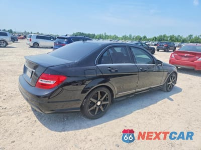 Trzecie zdjęcie samochodu z tyłu: 2014 MERCEDES-BENZ C-CLASS C250 RWD VIN:WDDGF4HB3EA955747 - miniatura