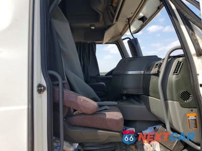 Piąte zdjęcie samochodu w środku: 2023 VOLVO VN VNL VIN:4V4NC9EH2PN329879 - miniatura