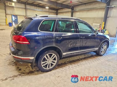 Trzecie zdjęcie samochodu z tyłu: 2016 VOLKSWAGEN TOUAREG SPORT VIN:WVGEF9BP8GD012463 - miniatura