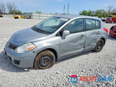 2010 NISSAN VERSA 1.8 S 3N1BC1CP7AL415192 - główne zdjęcie licytacji z USA - miniatura