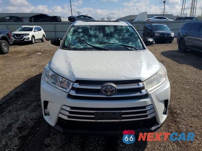 Piąte zdjęcie samochodu w środku: 2018 TOYOTA HIGHLANDER XLE VIN:5TDJZRFH0JS525747 - miniatura