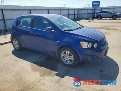 Czwarte zdjęcie samochodu z boku: 2013 CHEVROLET SONIC LT VIN:1G1JC6SH7D4136120 - miniatura