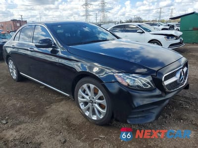 Czwarte zdjęcie samochodu z boku: 2019 MERCEDES-BENZ E 300 4MATIC VIN:WDDZF4KB6KA614355 - miniatura