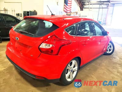 Trzecie zdjęcie samochodu z tyłu: 2013 FORD FOCUS SE VIN:1FADP3K28DL117719 - miniatura