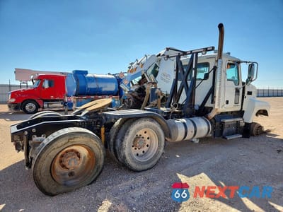 Czwarte zdjęcie samochodu z boku: 2018 MACK 600 CHU600 VIN:1M1AN09Y3JM027265 - miniatura
