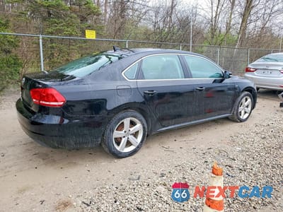 Trzecie zdjęcie samochodu z tyłu: 2015 VOLKSWAGEN PASSAT S VIN:1VWAS7A33FC116328 - miniatura