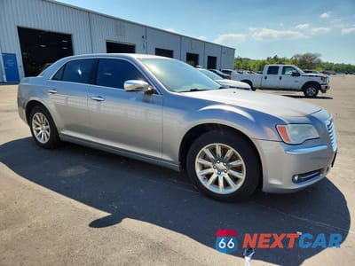 Czwarte zdjęcie samochodu z boku: 2011 CHRYSLER 300C VIN:2C3CA6CT4BH524600 - miniatura