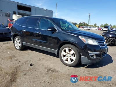 Czwarte zdjęcie samochodu z boku: 2017 CHEVROLET TRAVERSE LT VIN:1GNKRGKD7HJ100486 - miniatura