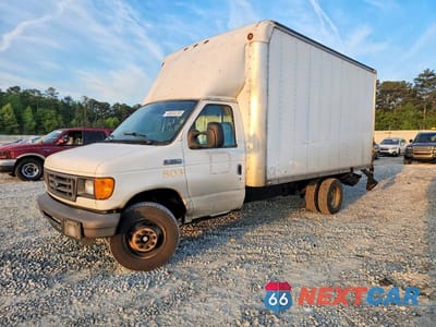 Trzecie zdjęcie samochodu z tyłu: 2007 FORD E350 DELIVERY TRUCK VIN:1FDWE35L17DA73053 - miniatura