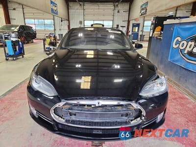 Piąte zdjęcie samochodu w środku: 2016 TESLA MODEL S VIN:5YJSA1E43GF123908 - miniatura
