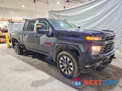 Czwarte zdjęcie samochodu z boku: 2024 CHEVROLET SILVERADO K2500 CUSTOM VIN:2GC4YME79R1146549 - miniatura