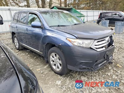 Czwarte zdjęcie samochodu z boku: 2013 TOYOTA HIGHLANDER BASE VIN:5TDBK3EH8DS255906 - miniatura