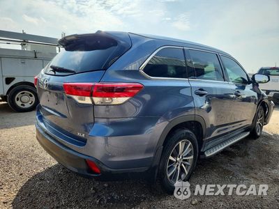 Trzecie zdjęcie samochodu z tyłu: 2019 TOYOTA HIGHLANDER XLE VIN:5TDKZRFH0KS307653 - miniatura