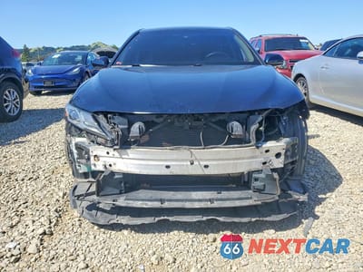 Piąte zdjęcie samochodu w środku: 2018 TOYOTA CAMRY LE VIN:4T1B11HKXJU527857 - miniatura