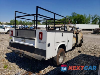 Trzecie zdjęcie samochodu z tyłu: 2023 CHEVROLET SILVERADO HD UTILITY / SERVICE TRUCK VIN:1GC4YSEY8PF127655 - miniatura