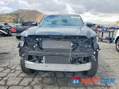 Piąte zdjęcie samochodu w środku: 2025 TOYOTA TACOMA SR5 VIN:3TMKB5FN2SM052541 - miniatura