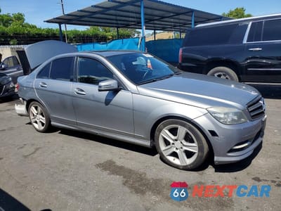 Czwarte zdjęcie samochodu z boku: 2011 MERCEDES-BENZ C 300 VIN:WDDGF5EB4BR168569 - miniatura
