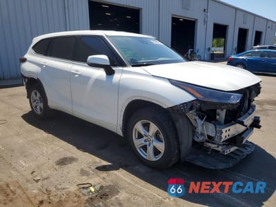 Czwarte zdjęcie samochodu z boku: 2022 TOYOTA HIGHLANDER LE VIN:5TDZZRAH4NS540848 - miniatura