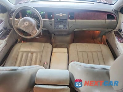 Zdjęcie 8 z 12 samochodu: 2004 LINCOLN TOWN CAR EXECUTIVE VIN:1LNHM81W54Y644024 - miniatura