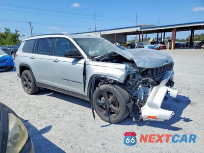 Czwarte zdjęcie samochodu z boku: 2023 JEEP GRAND CHEROKEE L LAREDO VIN:1C4RJKAG0P8842070 - miniatura