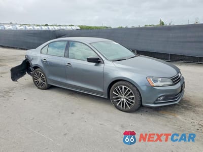 Czwarte zdjęcie samochodu z boku: 2017 VOLKSWAGEN JETTA SPORT VIN:3VWD17AJ7HM301773 - miniatura