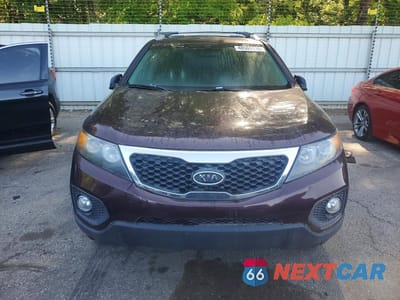 Piąte zdjęcie samochodu w środku: 2013 KIA SORENTO LX VIN:5XYKT4A69DG351287 - miniatura