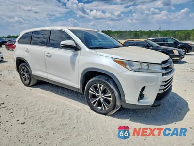 Czwarte zdjęcie samochodu z boku: 2019 TOYOTA HIGHLANDER LE VIN:5TDZZRFH0KS359167 - miniatura