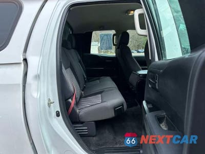 Zdjęcie 9 z 10 samochodu: 2018 TOYOTA TUNDRA SR VIN:5TFUY5F19JX762520 - miniatura