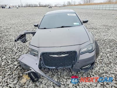 Piąte zdjęcie samochodu w środku: 2017 CHRYSLER 300 S VIN:2C3CCAGG9HH603909 - miniatura